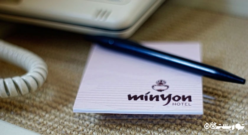 دفترچه یادداشت کنار تلفن